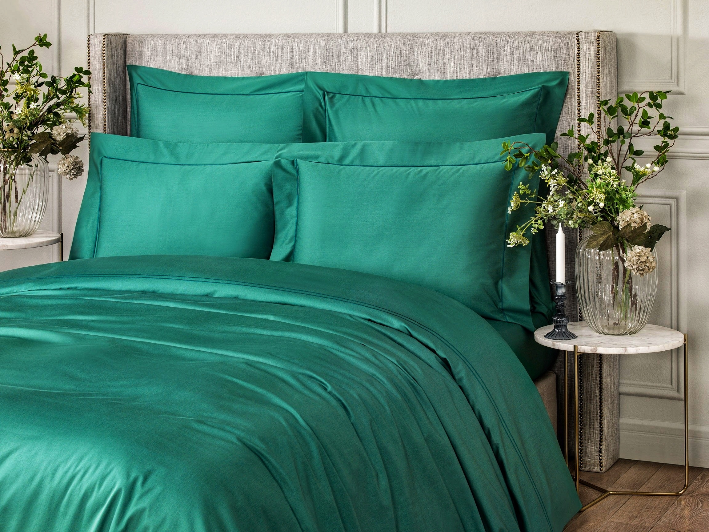 Зелёное постельное бельё с подушками