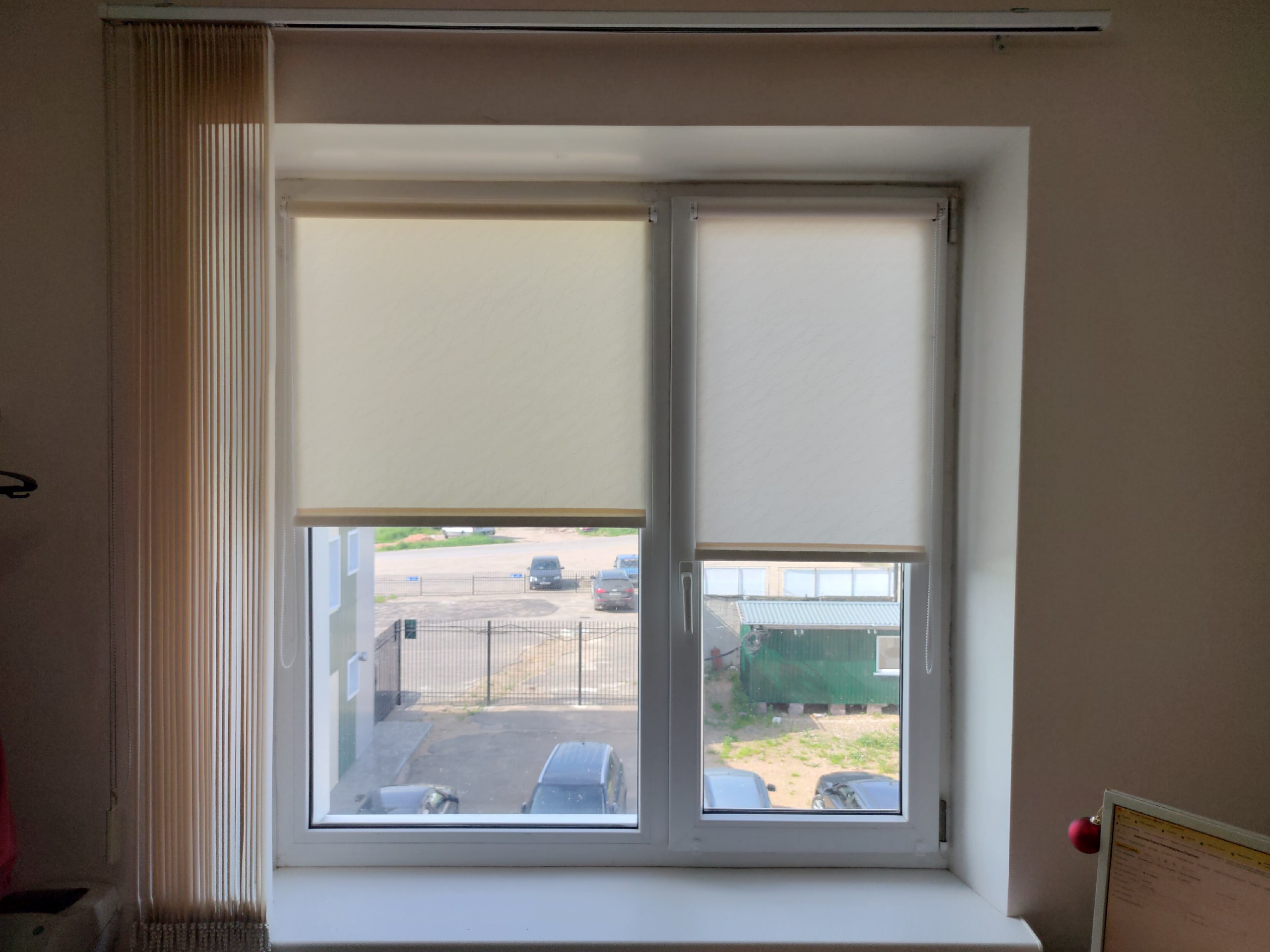 Простые рулонные шторы на пластиковое окно