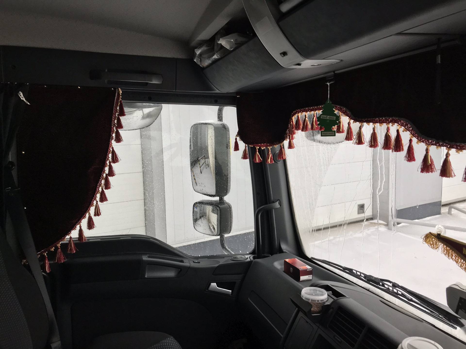 Шторы на окна в кабину грузовика