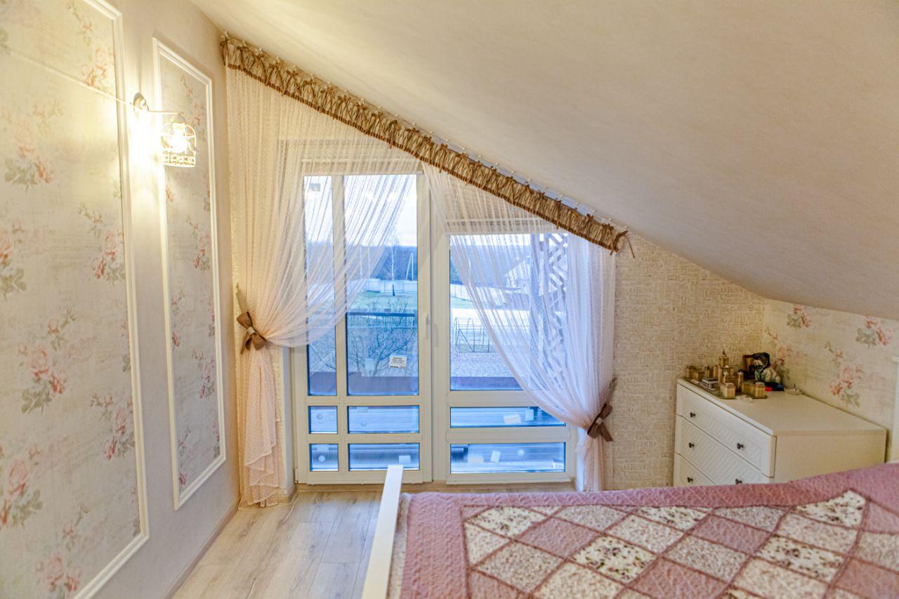 Оформление интерьера спальни текстилем – как сочетать шторы и покрывало