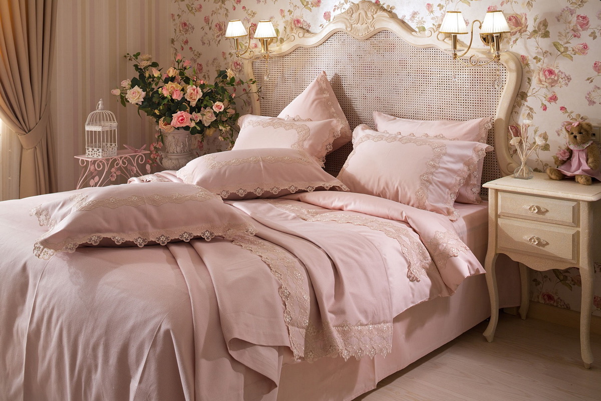 Розовое постельное бельё для спальни