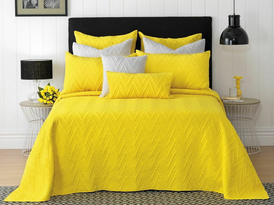 Жёлтый комплект белья на кровать